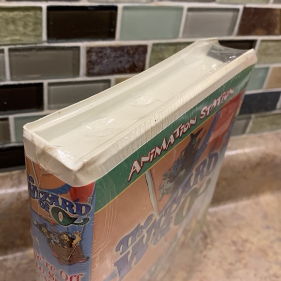 STERLING- VHS TAPE 🆕 THE WIZARD OF OZ - Picture 2 of 10